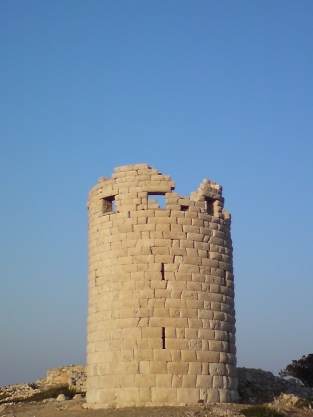 Ο πύργος του Δράκανου στο ανατολικότερο σημείο του νησιού.
